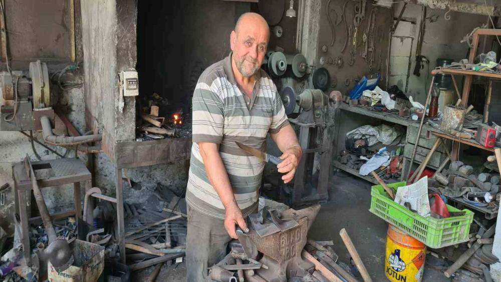 Türkiye’deki sayılı birkaç ustadan biri; yaptığı bıçaklar çiviyi kesiyor