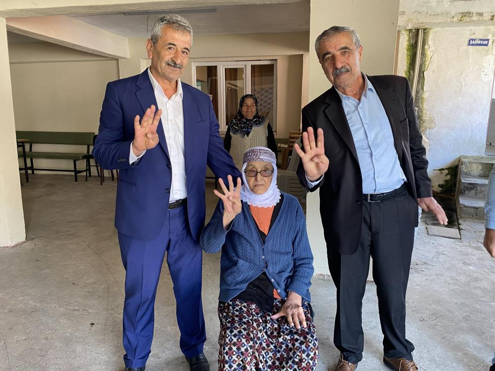  110 yaşındaki Safiye nine oy kullanmak için sandık başına gitti