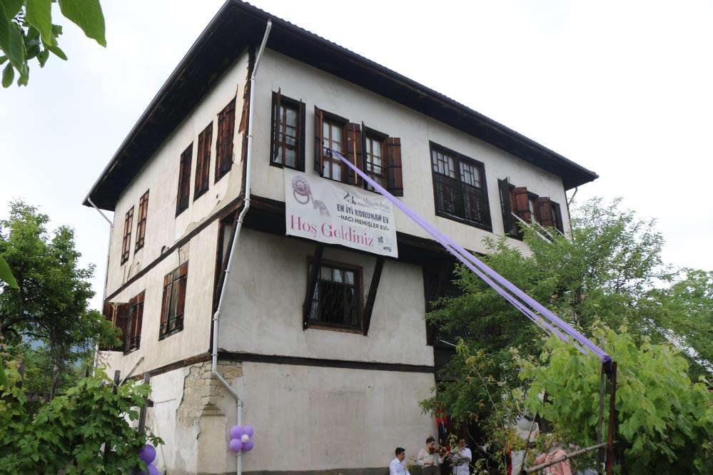 128 yıllık tarihi eve 'En İyi Korunan Ev Ödülü' plaketi çakıldı