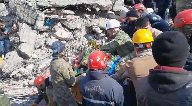 129 saat sonunda enkazdan  bir çocuk kurtarıldı