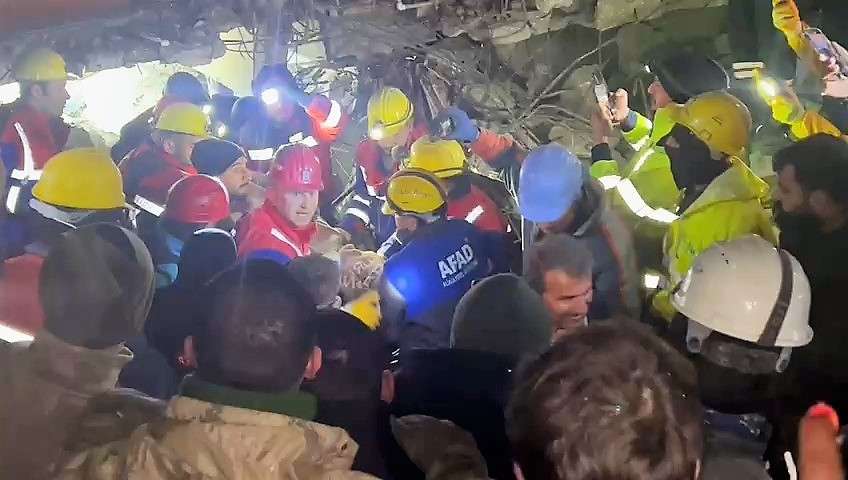  8 katlı binanın enkazından 70 saat sonra sağ çıktı