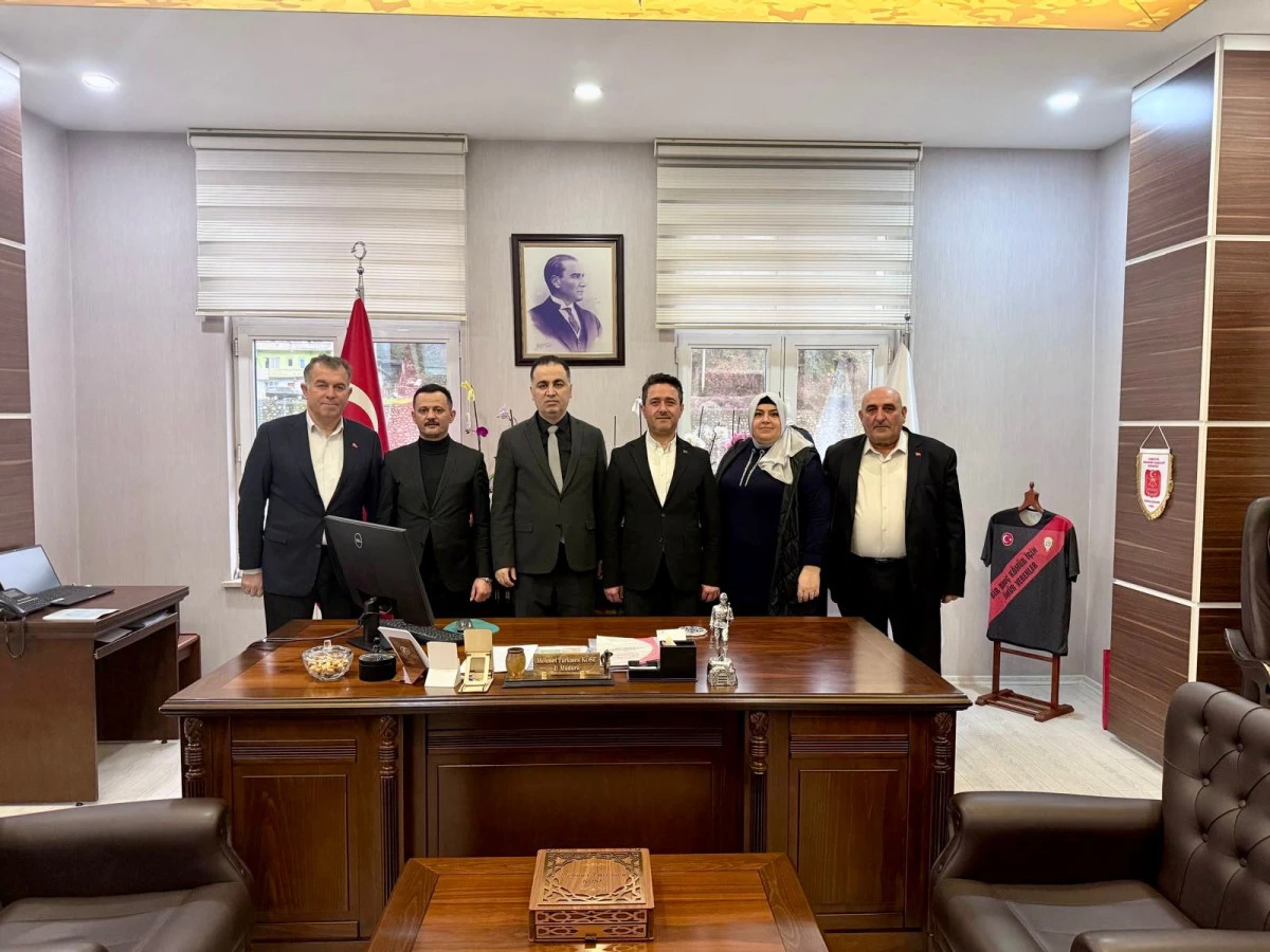 AK Parti'den il m&uuml;d&uuml;r&uuml;ne ziyaret