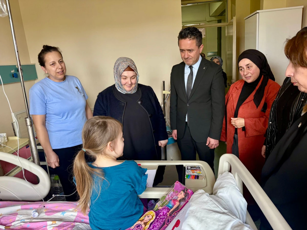 AK Parti'den minik hastalara moral ziyareti