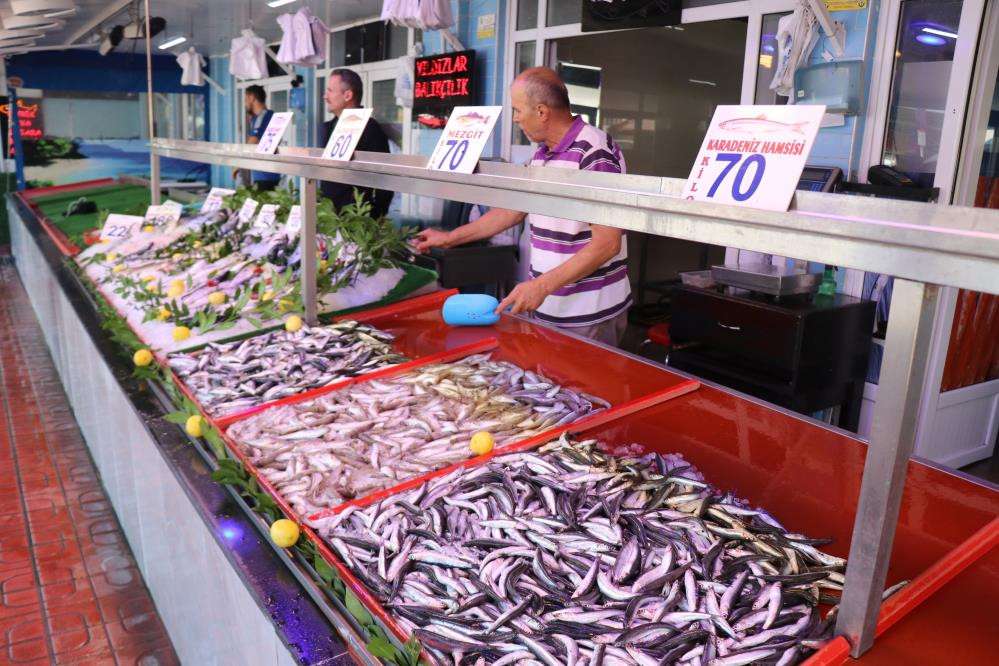 Av yasağı bitti balık tezgahları hamsi ve palamutla şenlendi