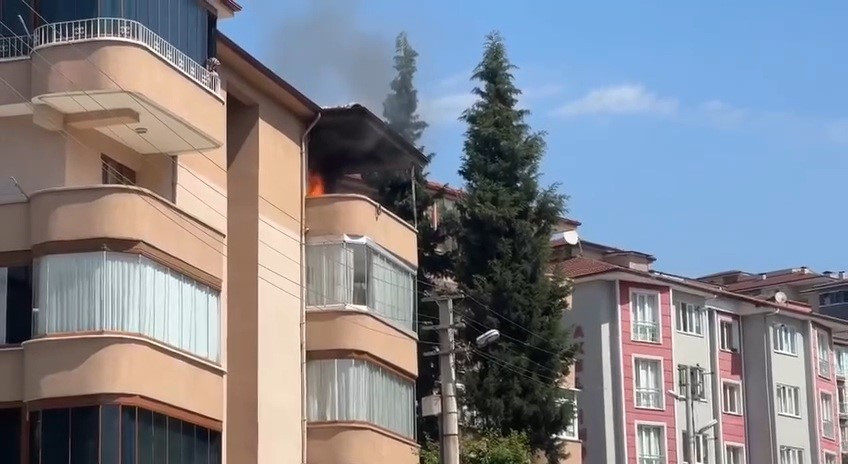 Balkonda başlayan yangın evi sarmadan söndürüldü