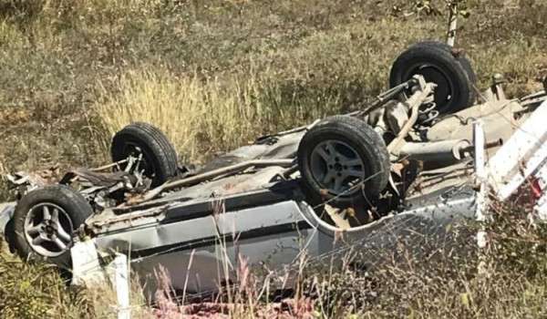 Bariyerlere çarpan otomobil takla attı: 1 ölü, 1 yaralı