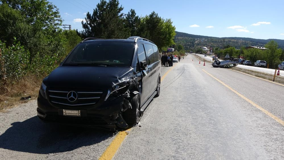 Belediye başkanının bulunduğu makam aracı otomobil ile çarpıştı: 2 yaralı