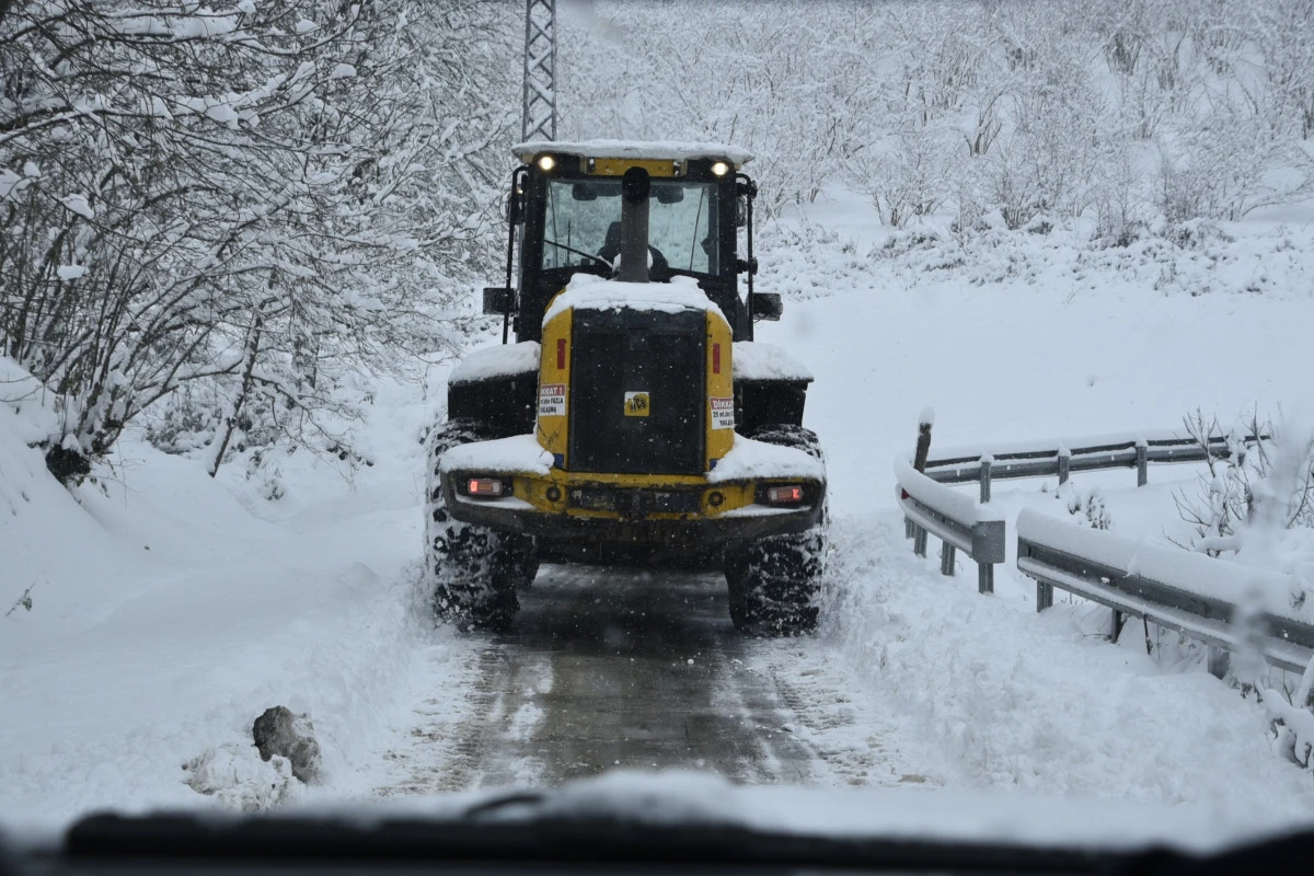 Belediye karla m&uuml;cadeleye devam ediyor
