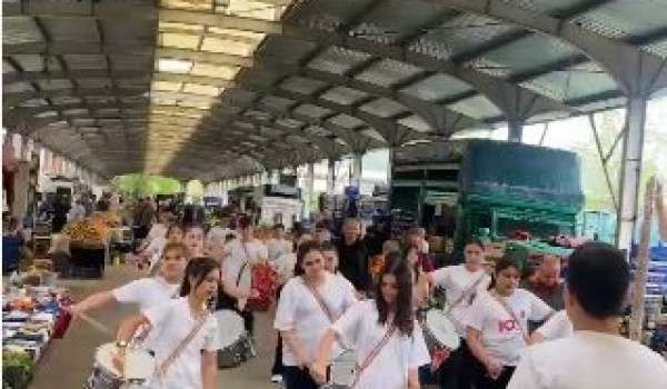 Çocuklar pazaryeri esnafına gösteri sergiledi