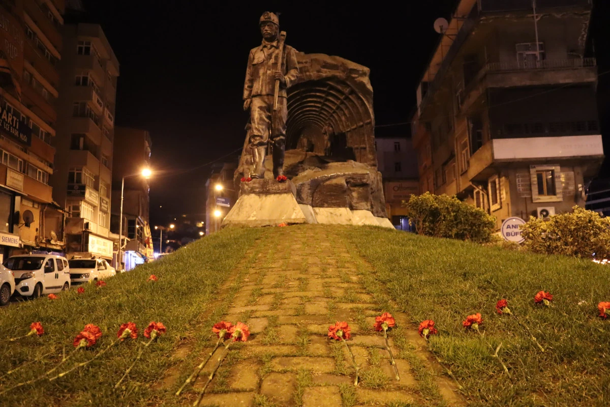 DEPREMİN 3&rsquo;&Uuml;NC&Uuml; YILD&Ouml;N&Uuml;M&Uuml;NDE  SAAT: 04.17&rsquo;DE ANMA