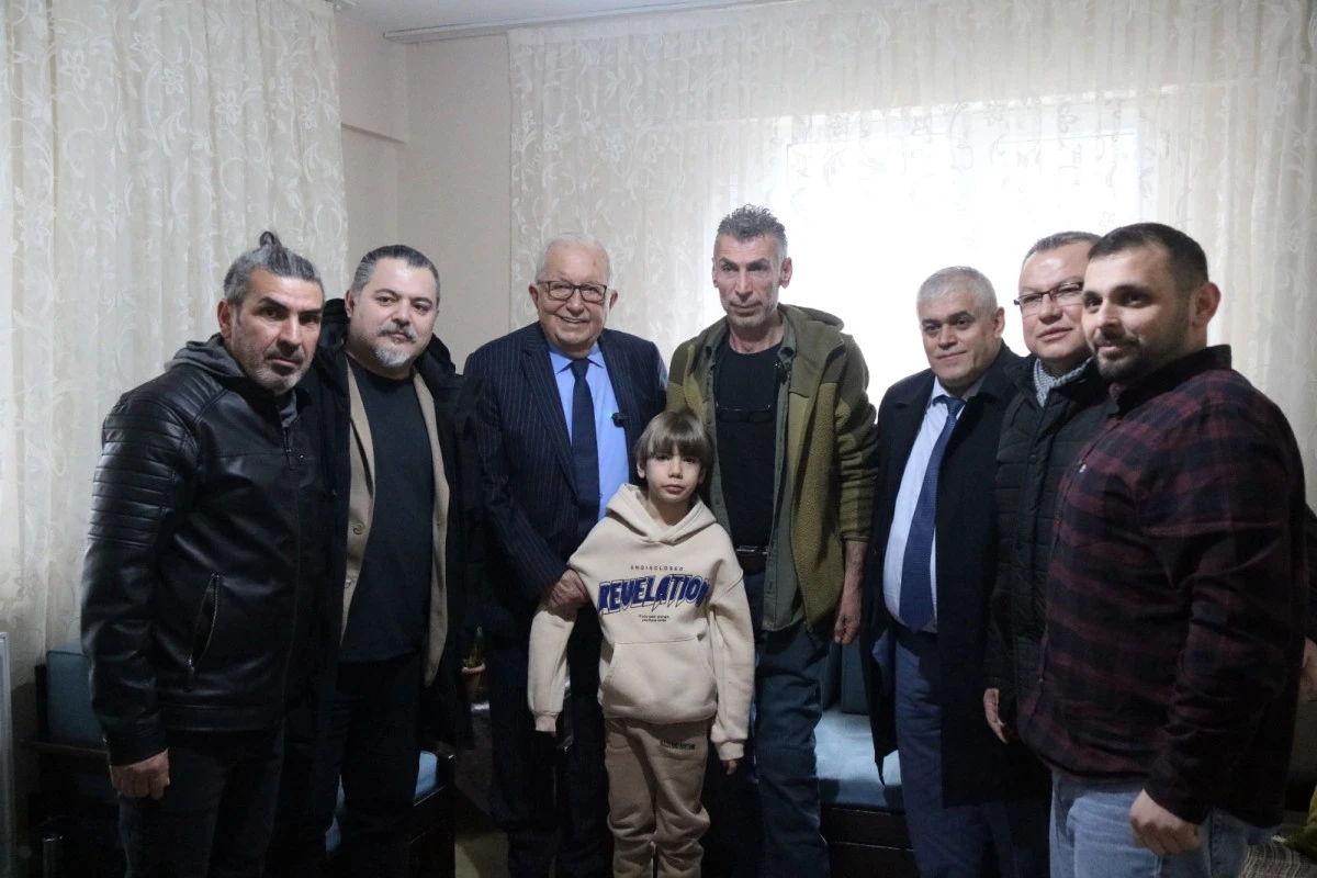 Depremzede aileyi evinde ziyaret etti