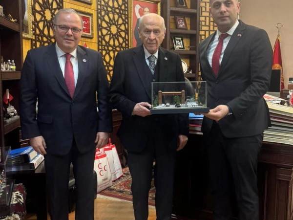 Devlet Bah&ccedil;eli'ye &ccedil;eşmesinin maketi hediye edildi