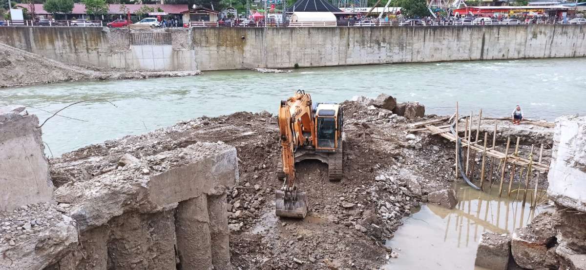 Devrek’te asma köprünün inşaatı hız kesmeden devam ediyor