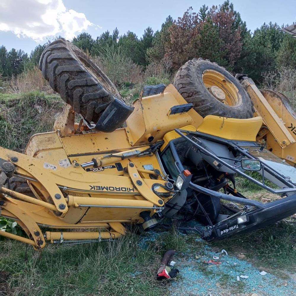 Devrilen iş makinesinin altında kalan operatör tedavi altına alındı