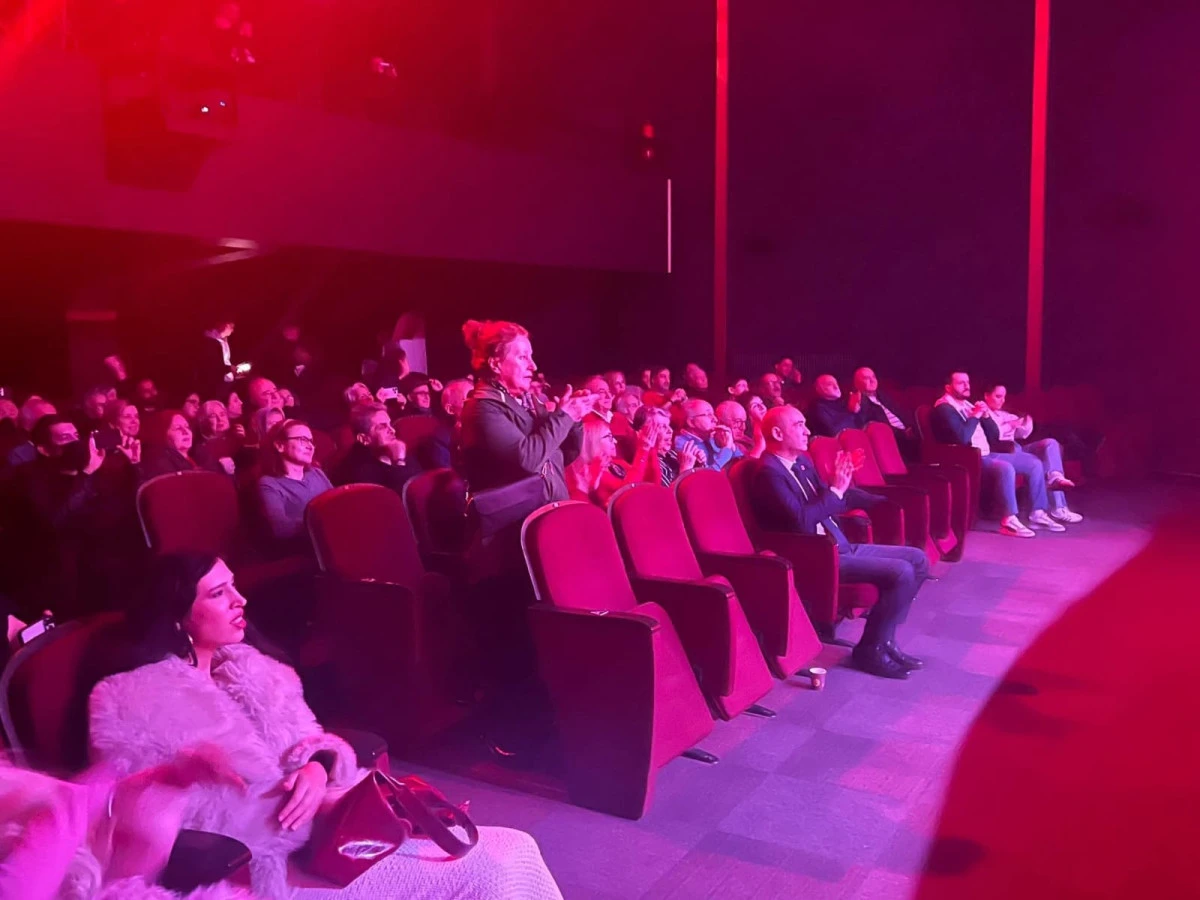 Dikkat &ccedil;eken fotoğraf: Yalnızım dostlarım yalnızım yalnız!