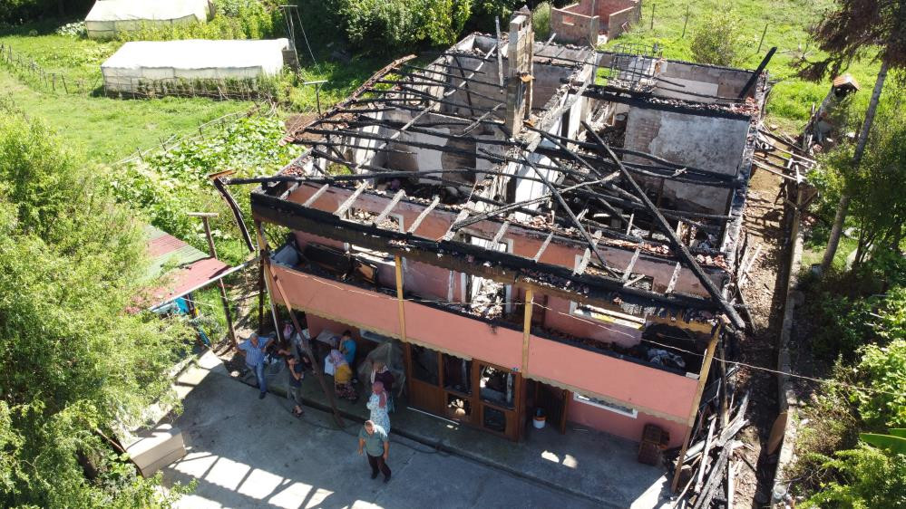 Evi yanan aile yeni ev inşası için yardım bekliyor