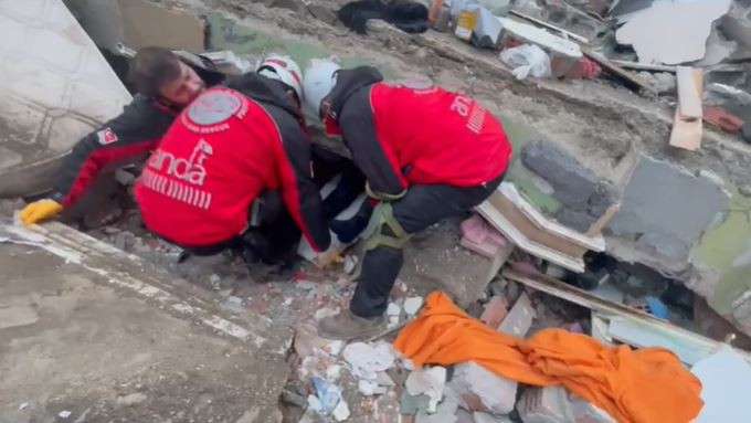 Evli çift depremin 6’ıncı gününde sağ olarak kurtarıldı