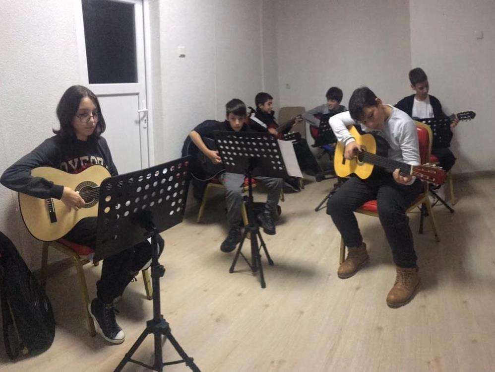 Gençler gitar çalmayı öğreniyor