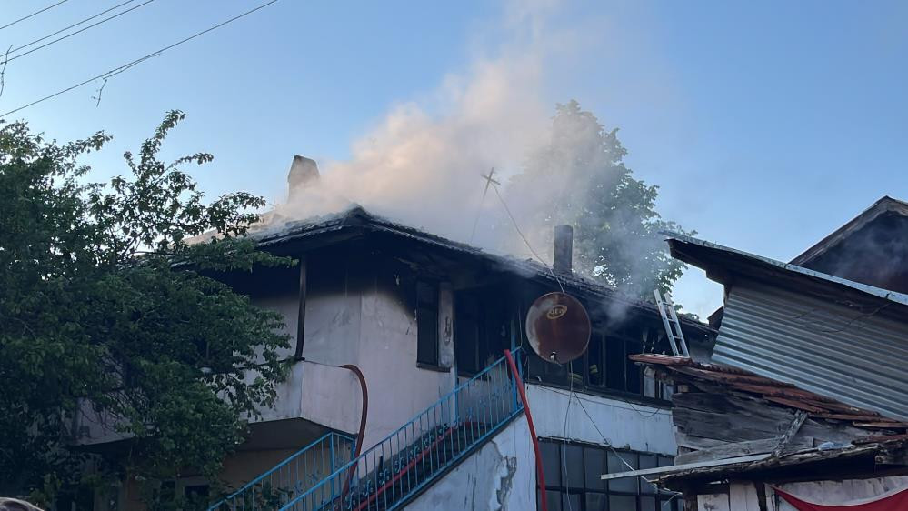  İki katlı evin üst katı alev alev yandı