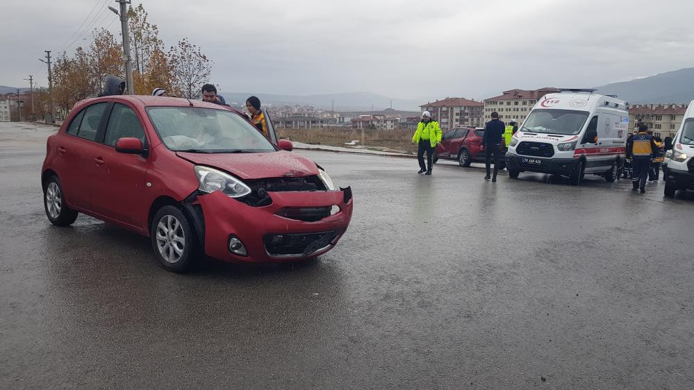  İki otomobilin çarpıştığı kazada 3 kişi yaralandı
