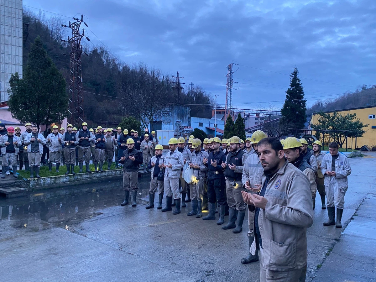 KAHRAMAN MADENCİLER, DEPREMDE KAYBETTİĞİMİZ YURTTAŞLAR İ&Ccedil;İN DUA ETTİ