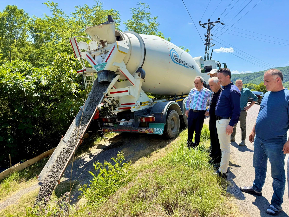 Kaleoğlu K&ouml;y&uuml;'nde yol &ccedil;alışmaları yerinde incelendi
