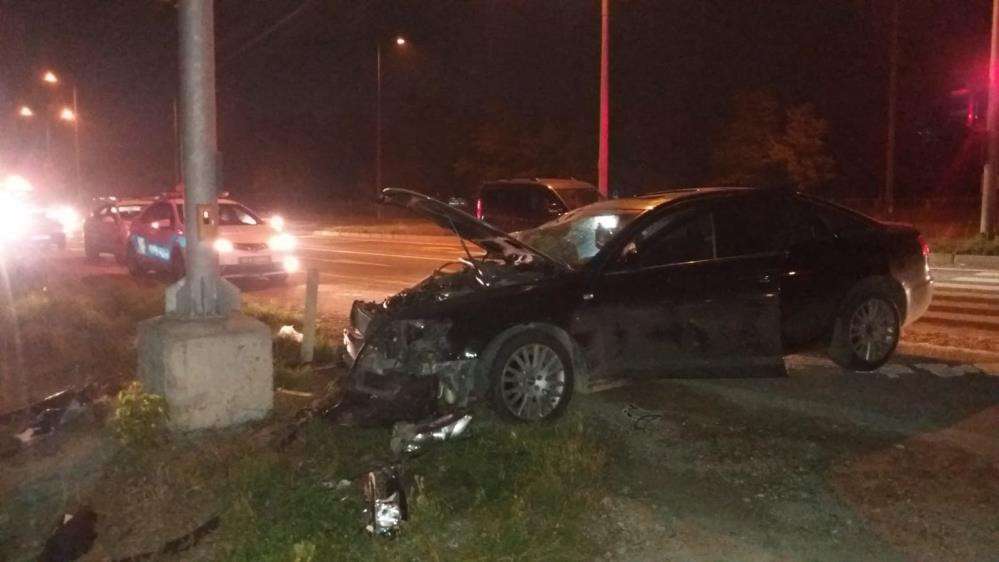 Kontrolden çıkan otomobil beton direğe çarptı: 2 yaralı