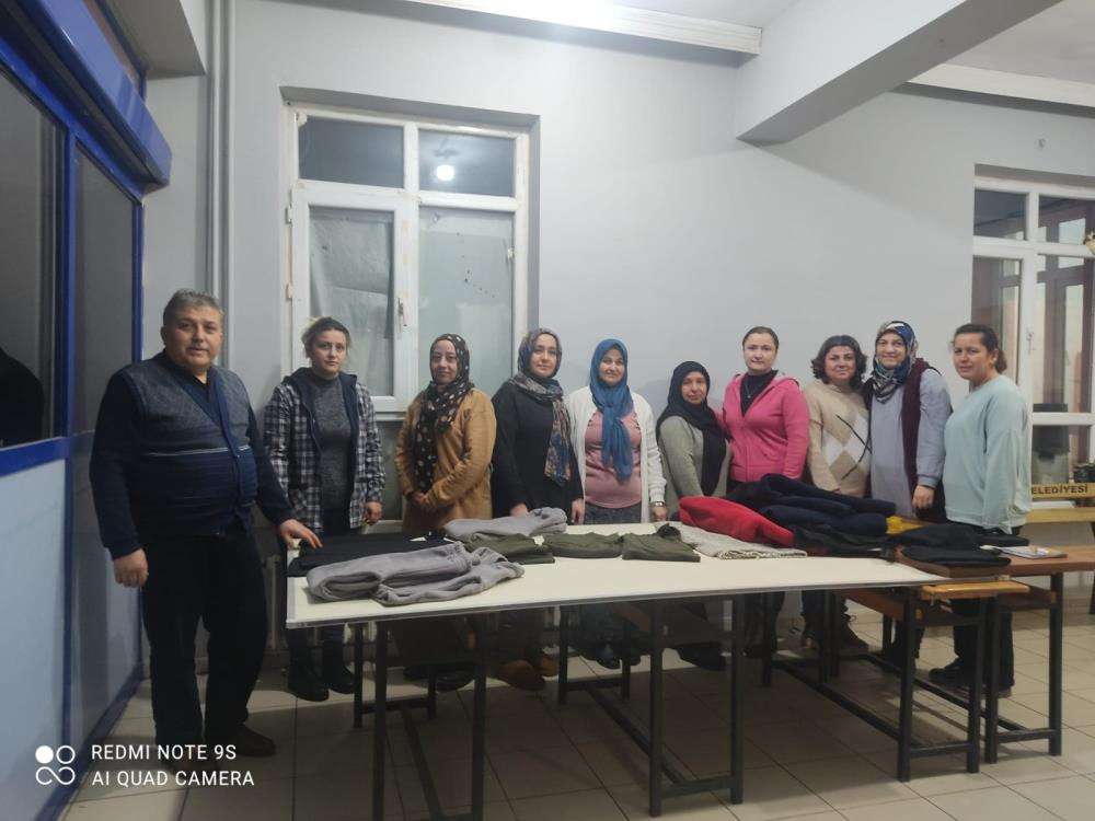 Kursta dikilen kıyafetler depremzedeleri ısıtacak