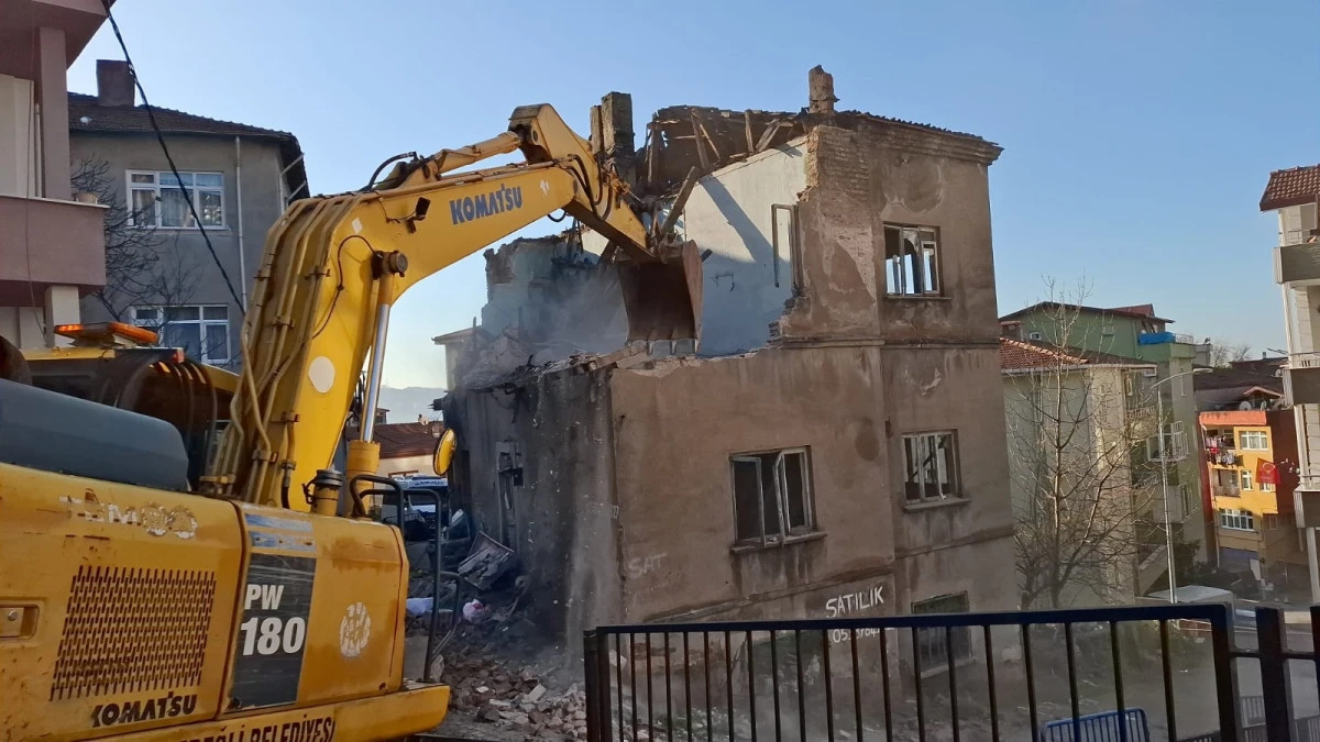 Metruk bina yıkıldı