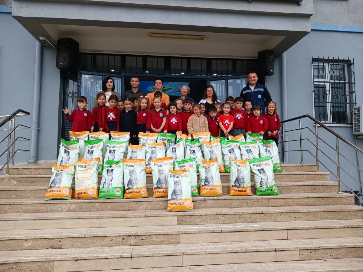 MİNİK KALPLER, BELEDİYE BARINAĞINA MAMA DESTEĞİNDE BULUNDU