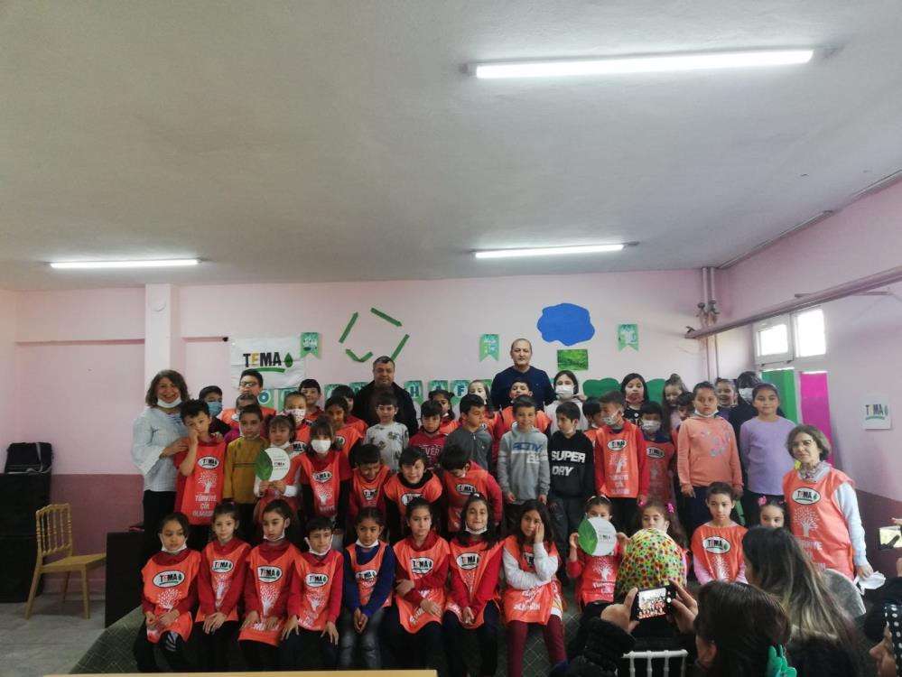  Minik öğrenciler TEMA rozetlerini ve kartlarını aldı