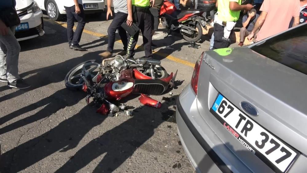 Motosiklet otomobille çarpıştı: 1 yaralı