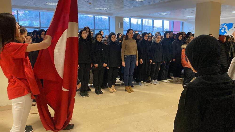 Öğrencilerden şehitler için saygı duruşu