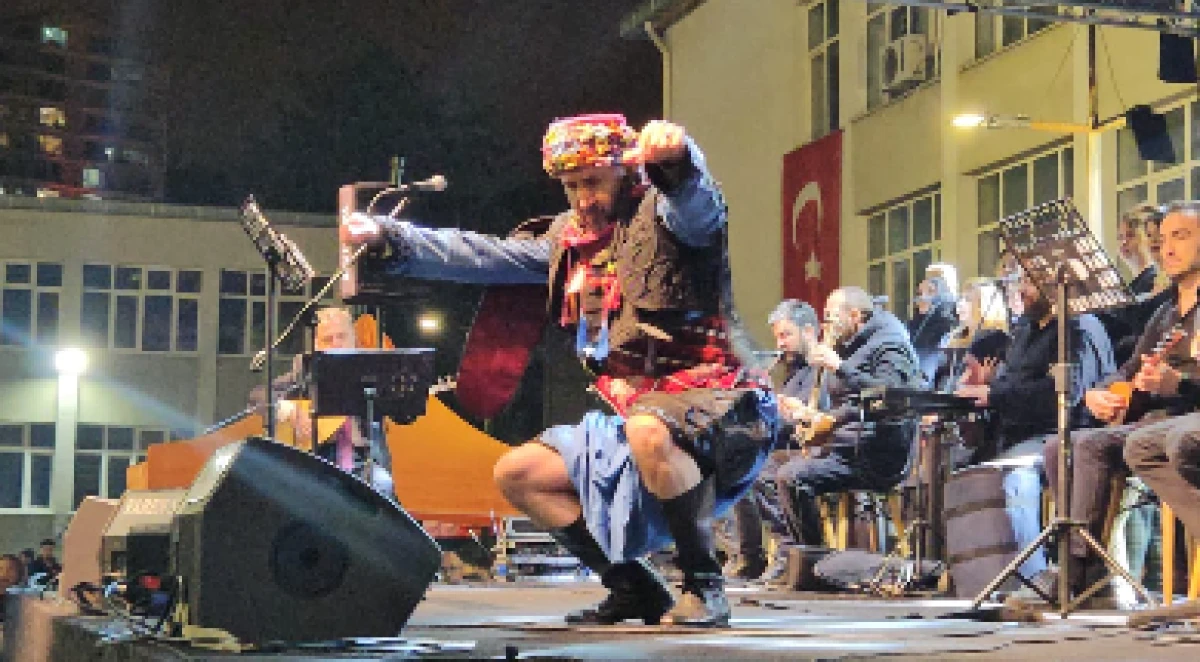 &Ouml;ğretim &uuml;yesinden muhteşem Zeybek