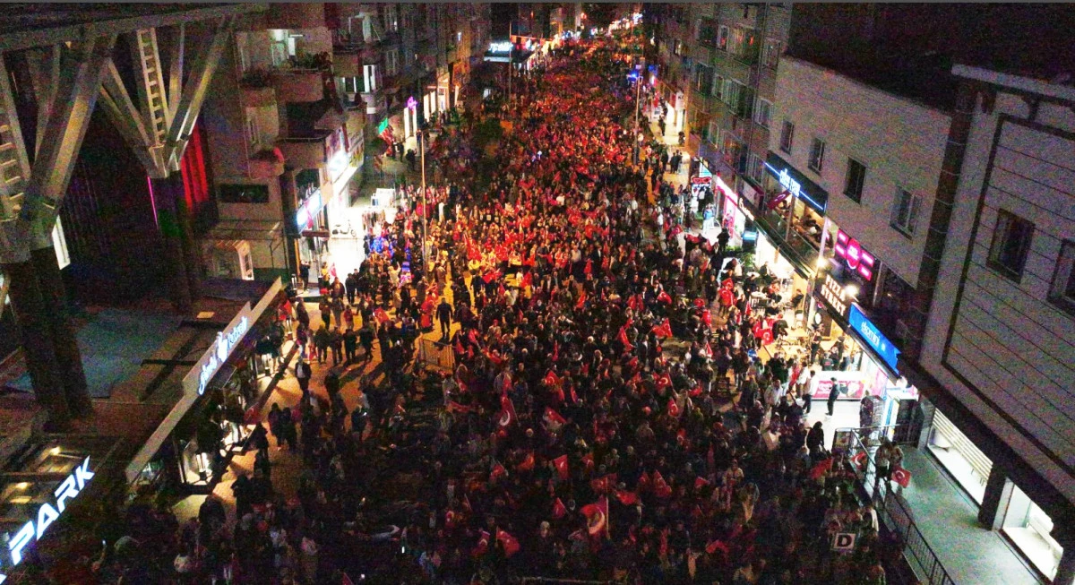 On binler Cumhuriyet için yürüdü