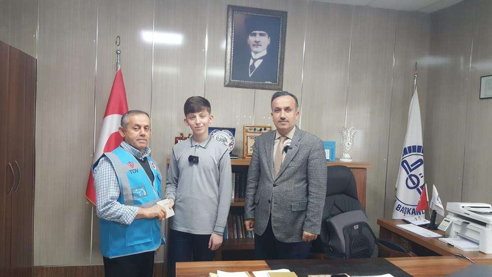 Ortaokul öğrencisi birincilik ödülünü Gazze'ye bağışladı