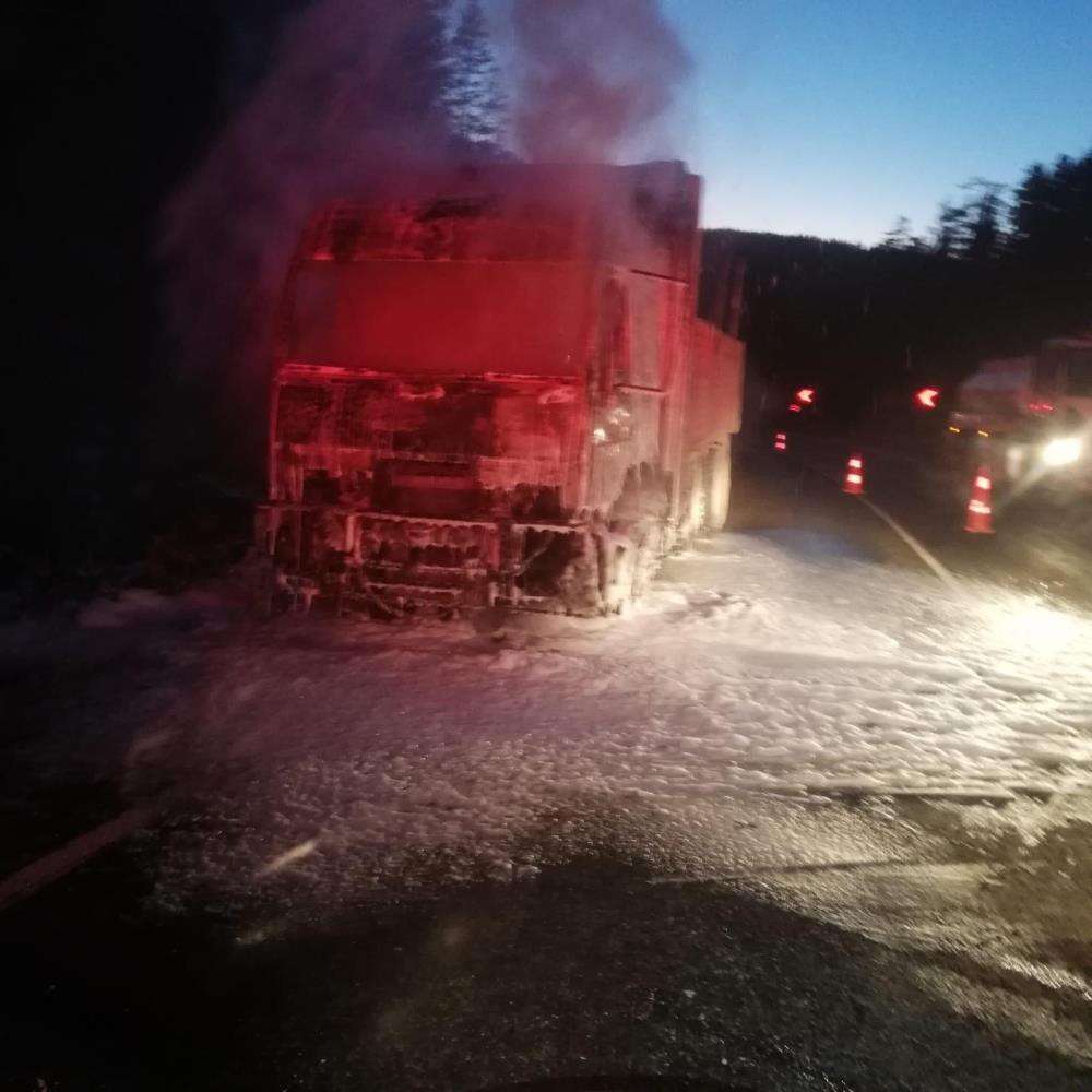 Seyir halindeyken alev alan kamyon kullanılamaz hale geldi