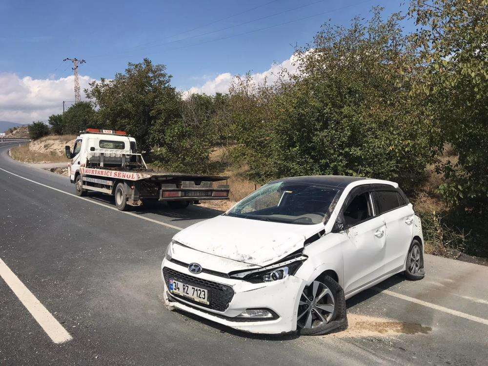 Takla atan otomobildeki 2 kişi yaralandı