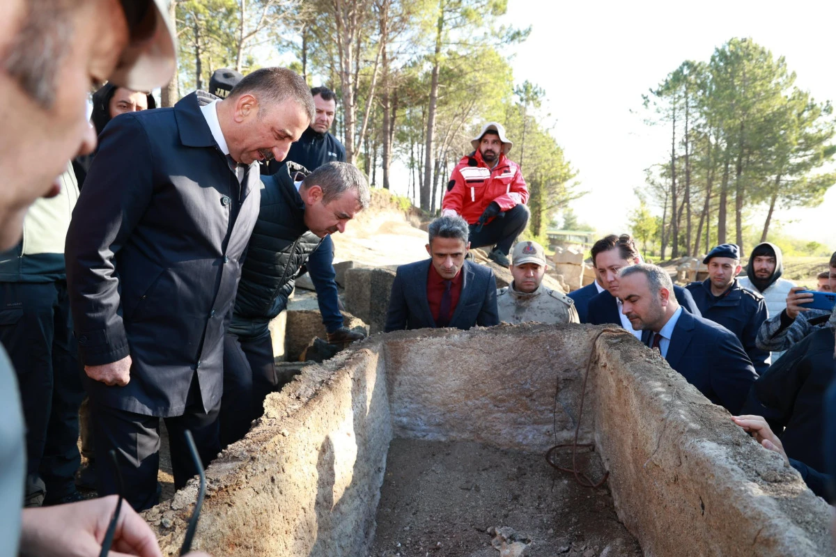 Tios Antik Kenti’nde bulunan lahitler açıldı