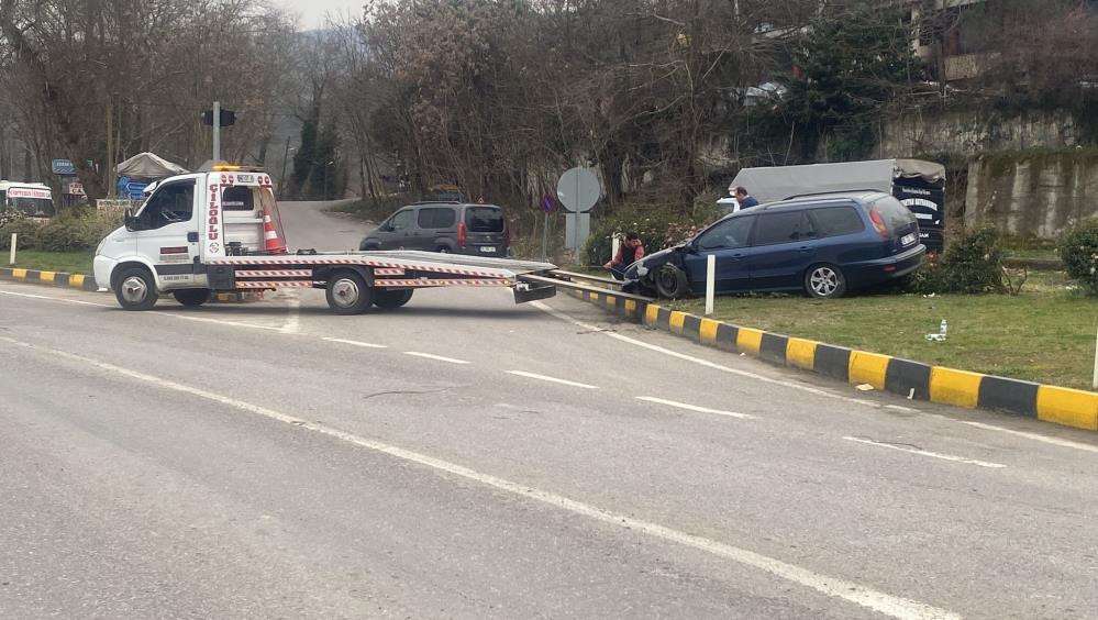 Tır sürücüsü depremzedeleri taşıyan araca çarptı: 7 yaralı