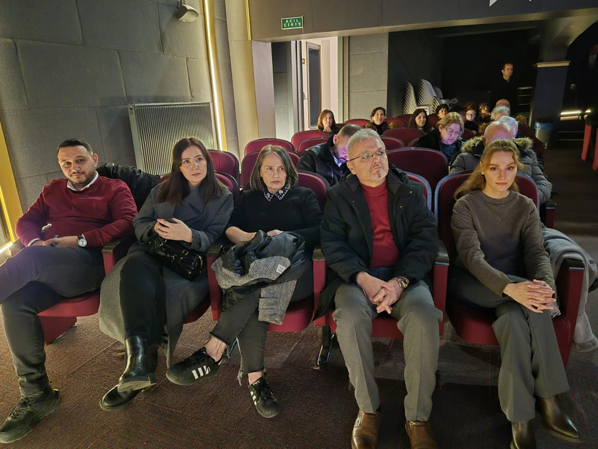 Toplantı gerilimi b&uuml;y&uuml;d&uuml;: Ayrı ayrı oturdular