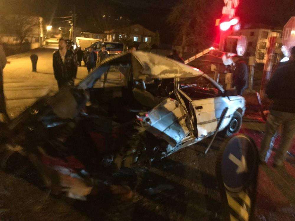  Tren hemzemin geçitte otomobili biçti: 2 yaralı