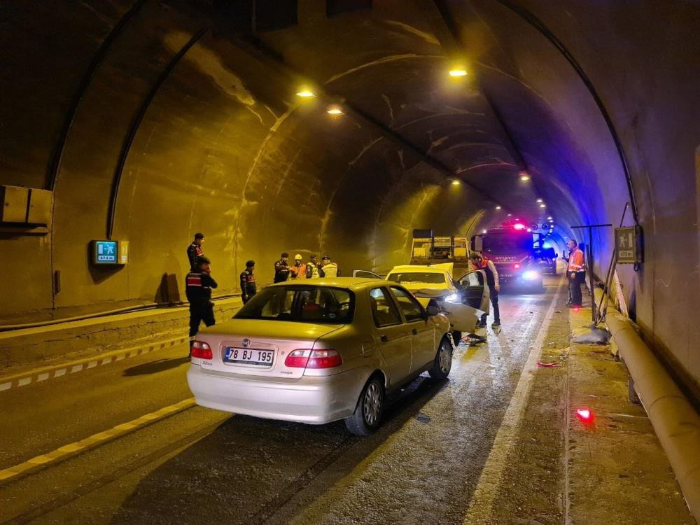 Tünel içerisinde zincirleme trafik kazası: 1 yaralı