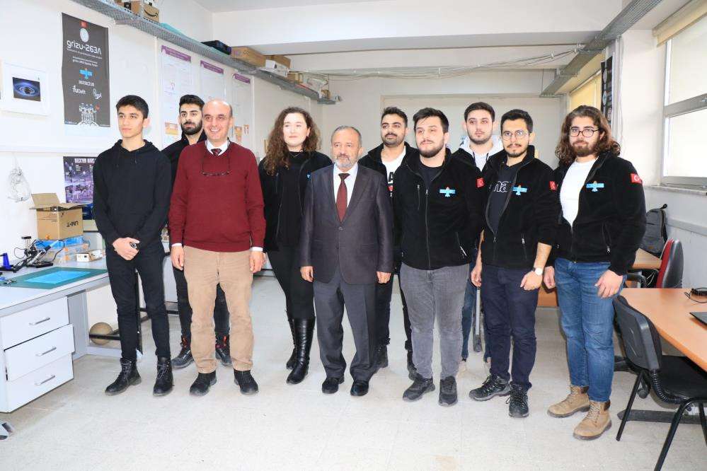 Türkiye'nin ilk cep uydusu dünyanın dört bir yanına sinyal gönderiyor