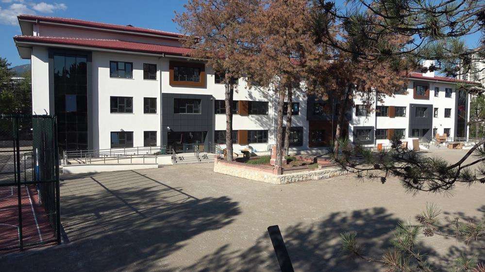 Valilikten parasını alamayan müteahhit okulun kapılarını kilitledi