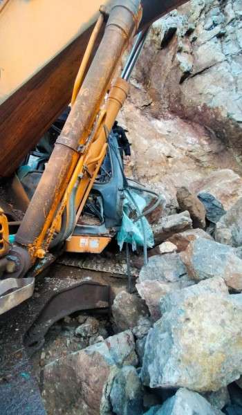 Yol çalışması yapan iş makinesinin üzerine kayalar devrildi: 1 ölü