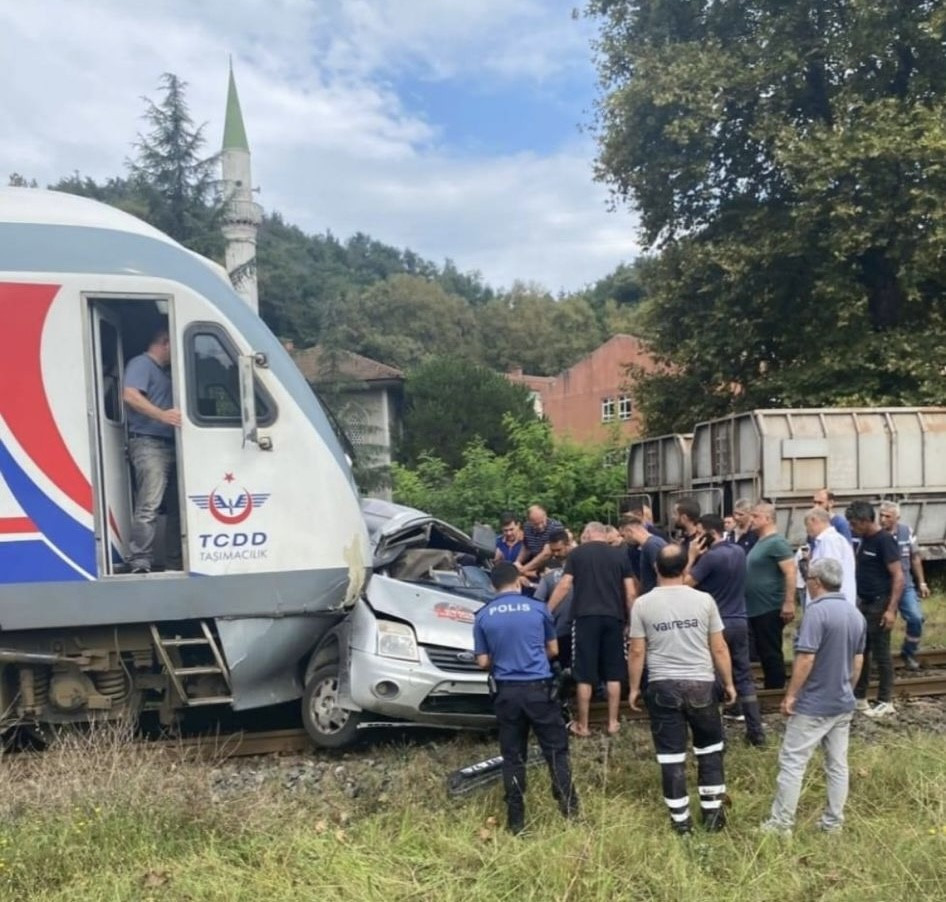 Yolcu treni hemzemin geçitte otomobille çarpıştı: 1 yaralı