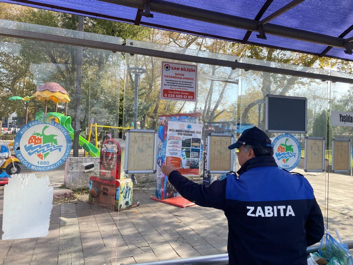 Zabıta afişlere müdahale etti