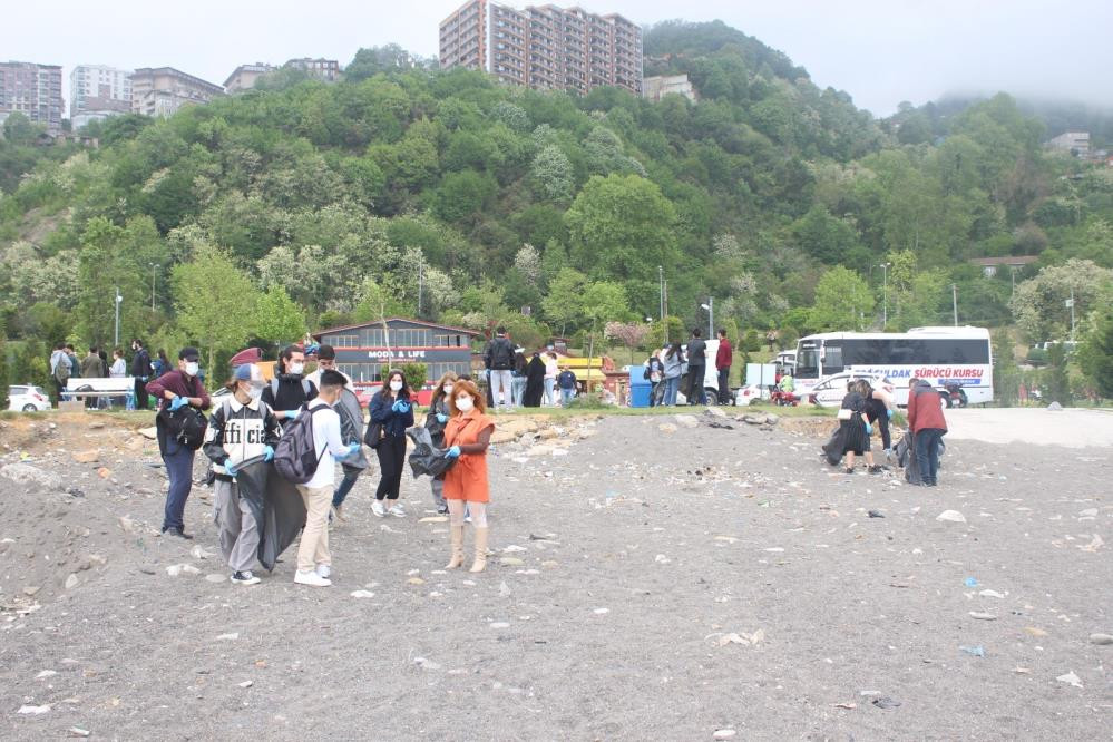 ZBEÜ öğrencileri sahilde çöp topladı