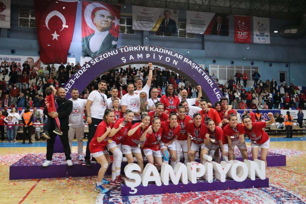 Zonguldak Spor Basket 67 Takımı, şampiyonluk kupasını kaldırdı